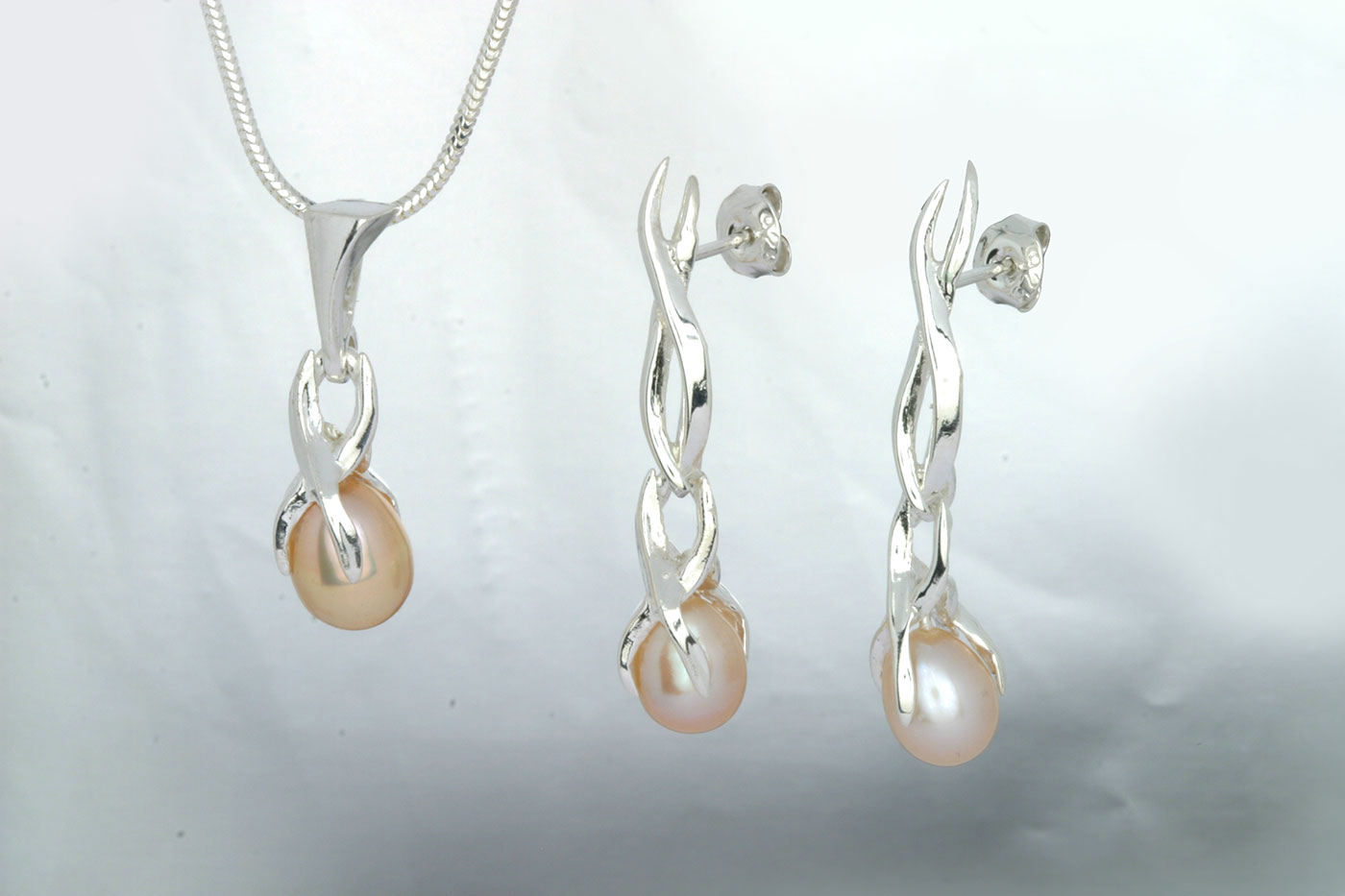 Korvakorut 3116, 30mm. Tappi 0.9/10mm.  Hinta: 35€<br/>
							Riipus 5115. 26mm. Hinta: 23€<br/>
							Aidot makeanveden helmet, väri: pinkki. 925 hopeaa<br/>
							Hopeinen ankkuriketju 1.6mm, 45cm. Hinta: 10€