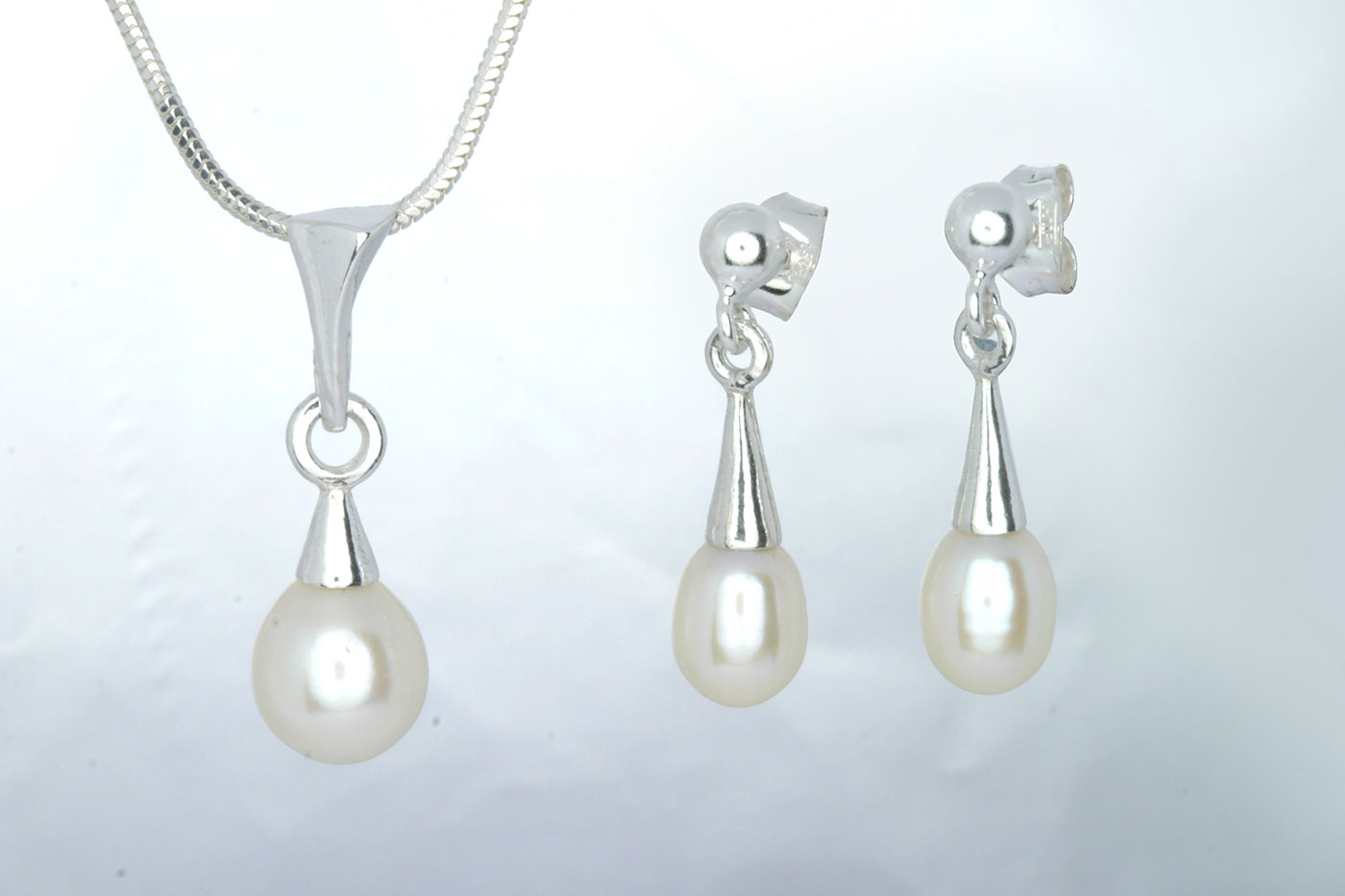 Korvakorut 3118, 25mm, tappi 0.9/10mm. Aidot makeanveden helmet 6x8mm, väri: valkoinen. Hinta: 27€<br/>
							Riipus 5117, 24mm. Aito makeanveden helmi 7x9mm, väri: valkoinen. Hinta: 24€<br/>
							925 hopeaa<br/>
							Hopeinen käärmeketju 1.2mm, 45cm. Hinta: 14€