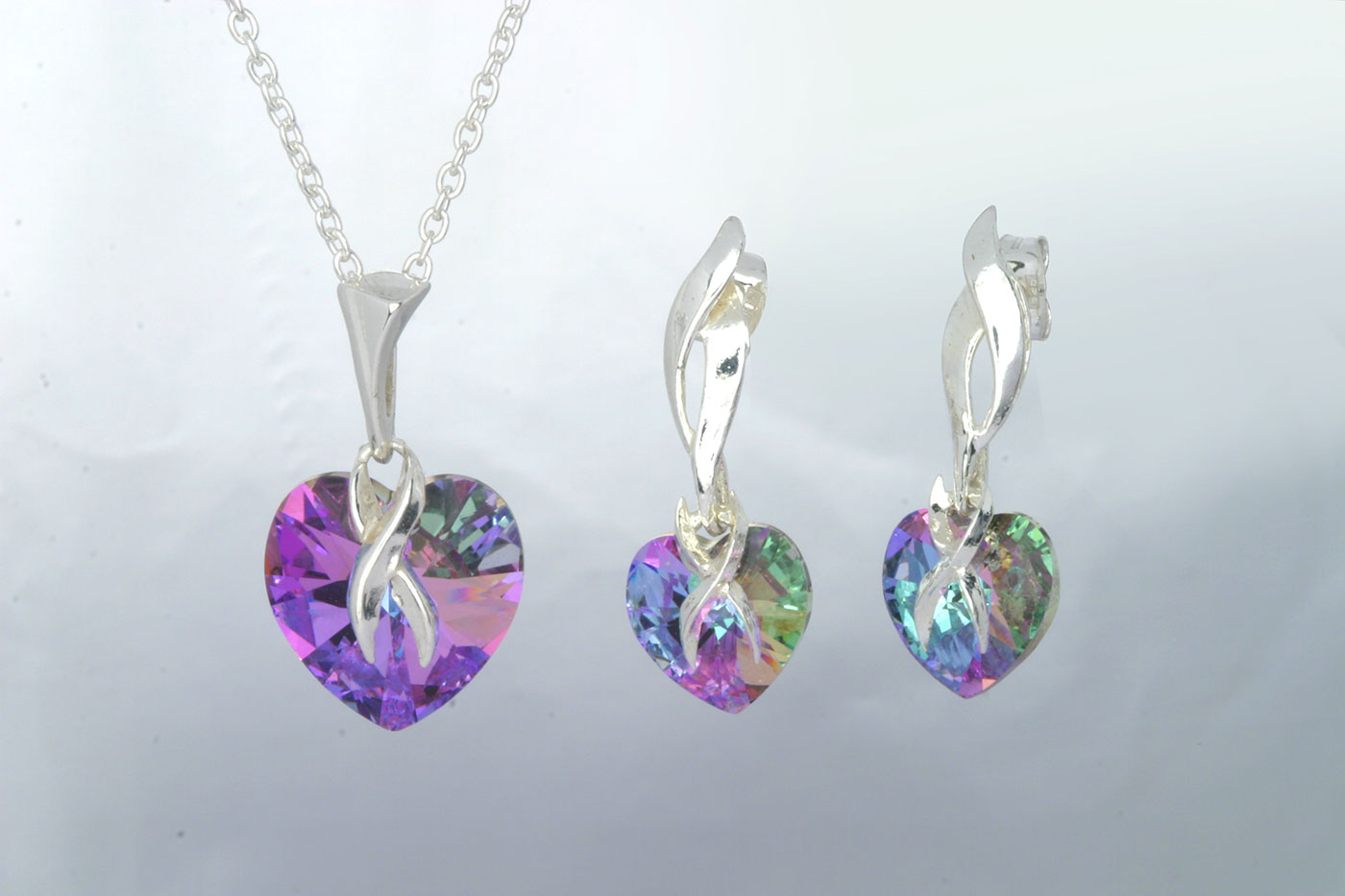 Korvakorut 3110, 25mm. Tappi 0.9/10mm. Swarovski sydän 10x10mm, väri: violet. Hinta: 28€<br/>
							Riipus 5106. 25mm. Swarovski sydän 14x14mm, väri: violet. Hinta: 24€<br/>
							925 hopeaa<br/>
							Hopeinen ankkuriketju 1.6mm, 45cm. Hinta: 10€