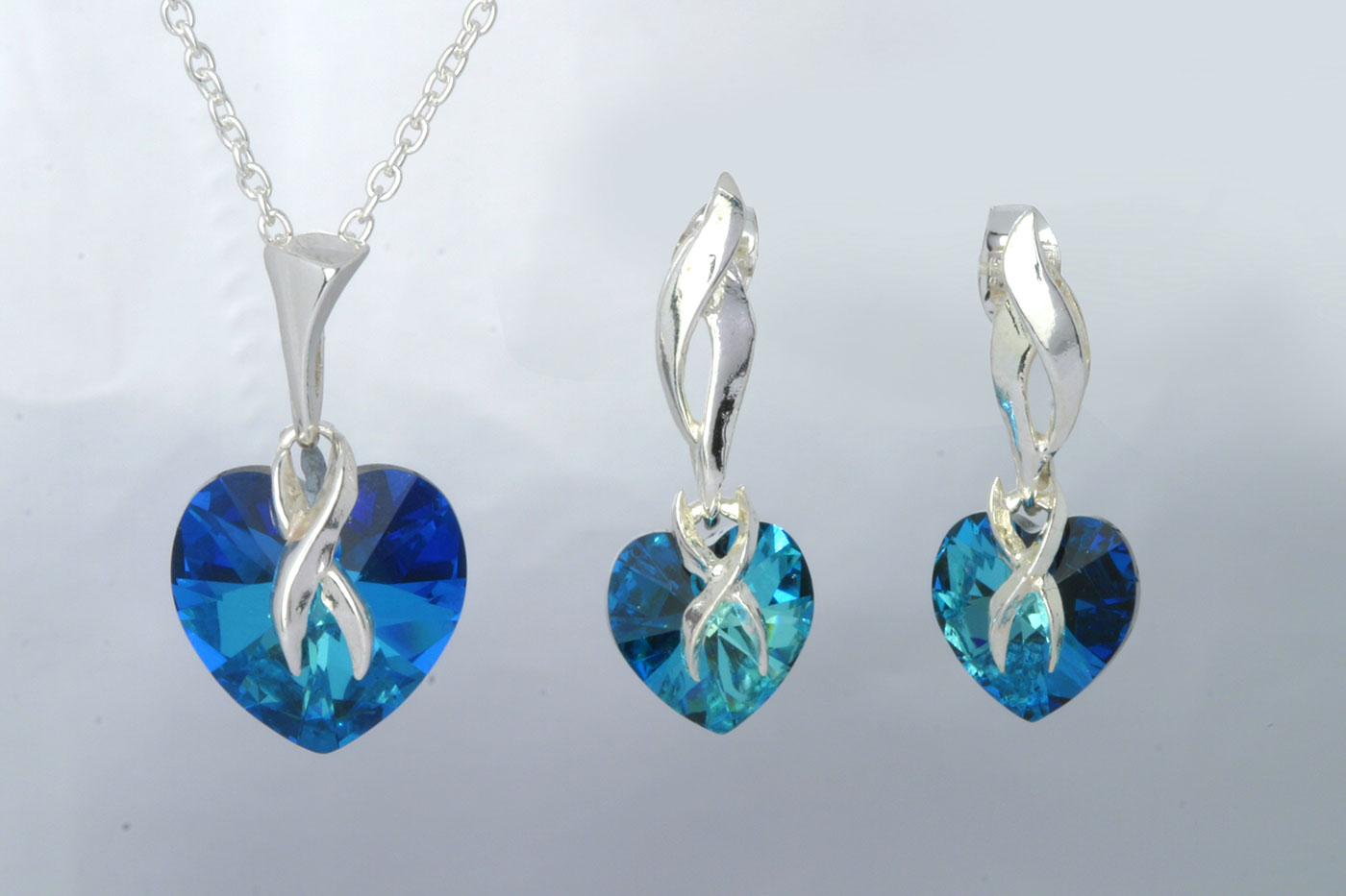 Korvakorut 3110, 25mm. Tappi 0.9/10mm. Swarovski sydän 10x10mm, väri: bermuda blue. Hinta: 28€<br/>
							Riipus 5106. 25mm. Swarovski sydän 14x14mm, väri: bermuda blue. Hinta: 24€<br/>
							925 hopeaa<br/>
							Hopeinen ankkuriketju 1.6mm, 45cm. Hinta: 10€